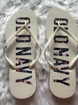 Old Navy White Flip Flops - Size 8 (Large)